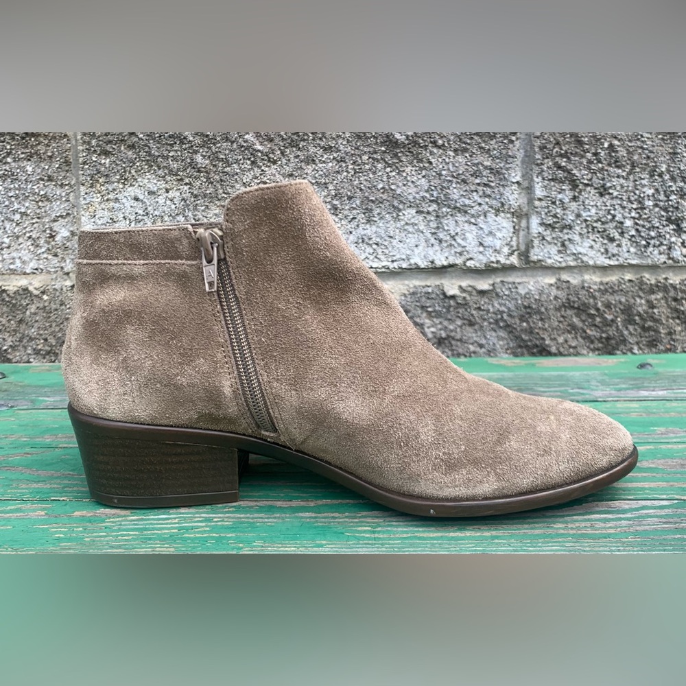 AEROSOLES Heel Rest Women Suede Booties Ankle Boots Beige Side Zip 9.5M Chic